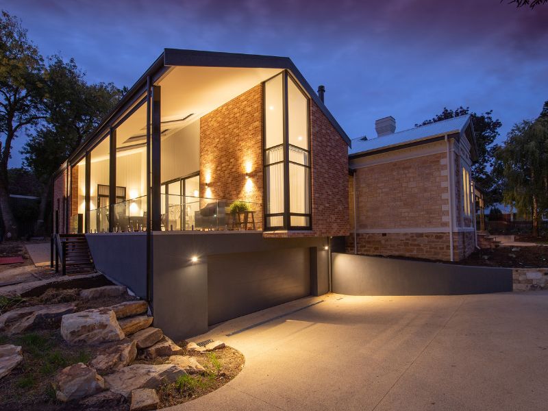 Iluminatul Exterior Inteligent: Siguranță și Design pentru Locuințele Moderne